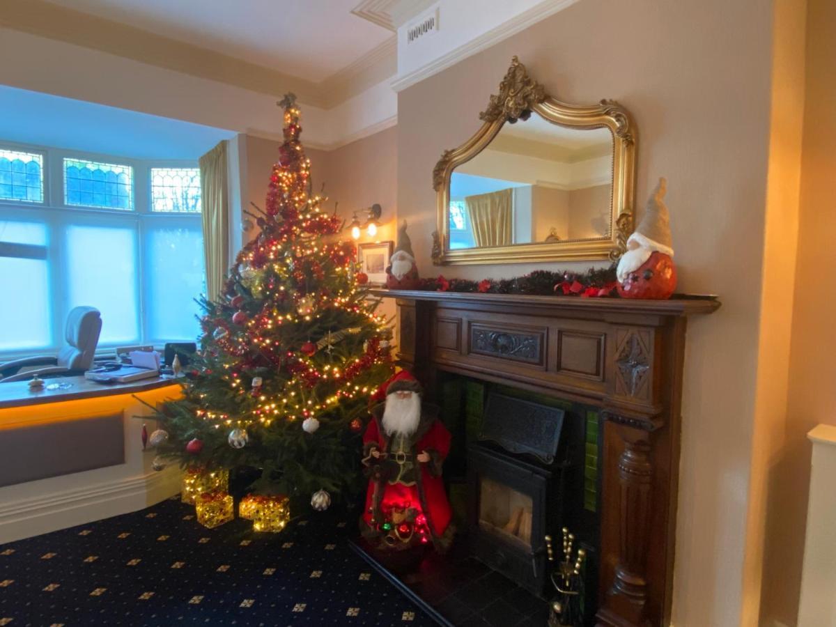 Chester House Guest House Esterno foto The Christmas tree at the station