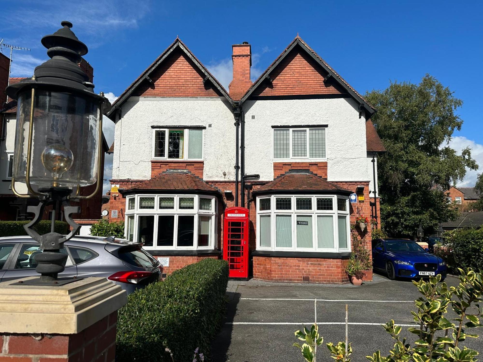 Chester House Guest House Esterno foto The station building