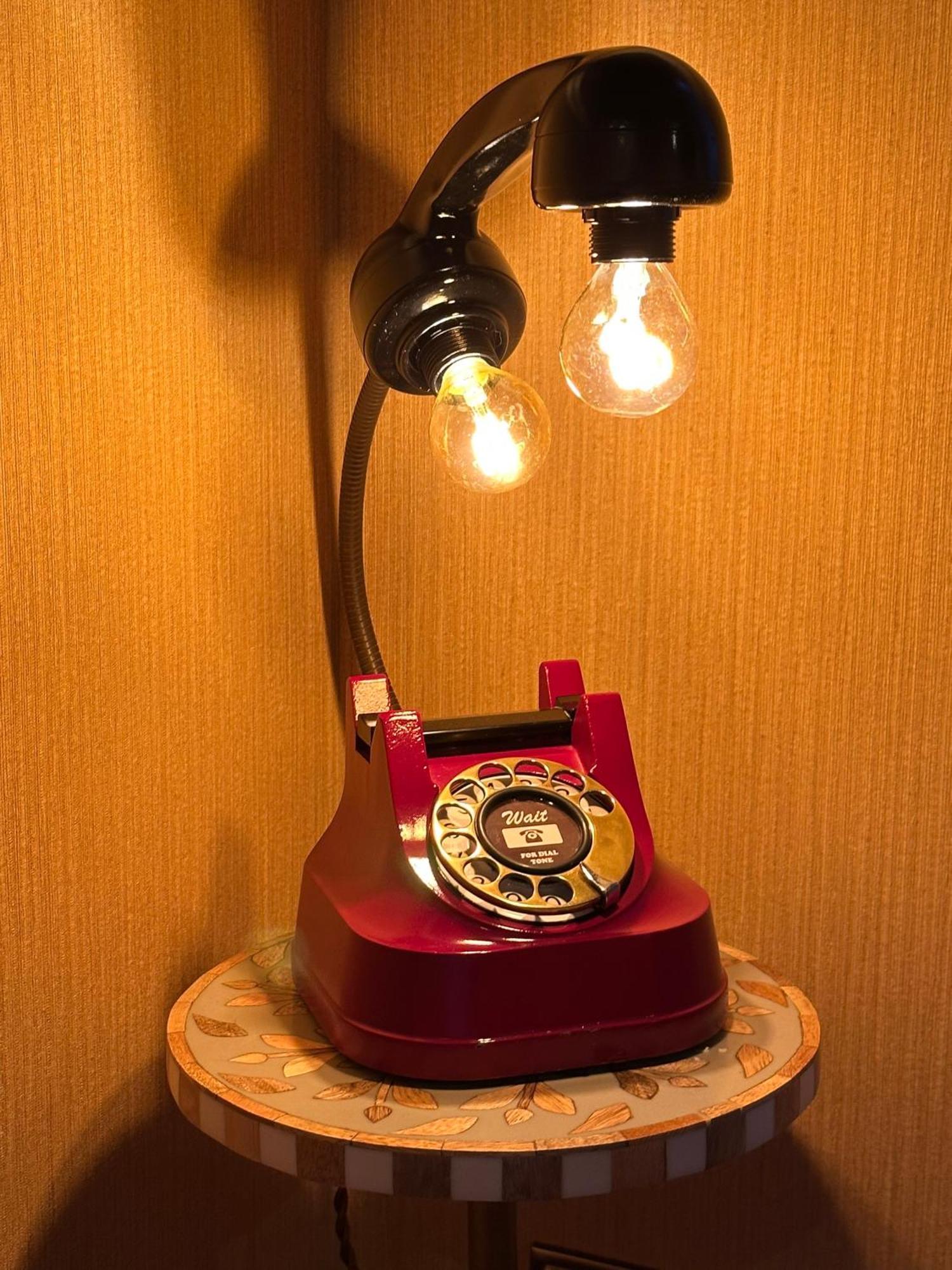 Chester House Guest House Esterno foto A telephone lamp