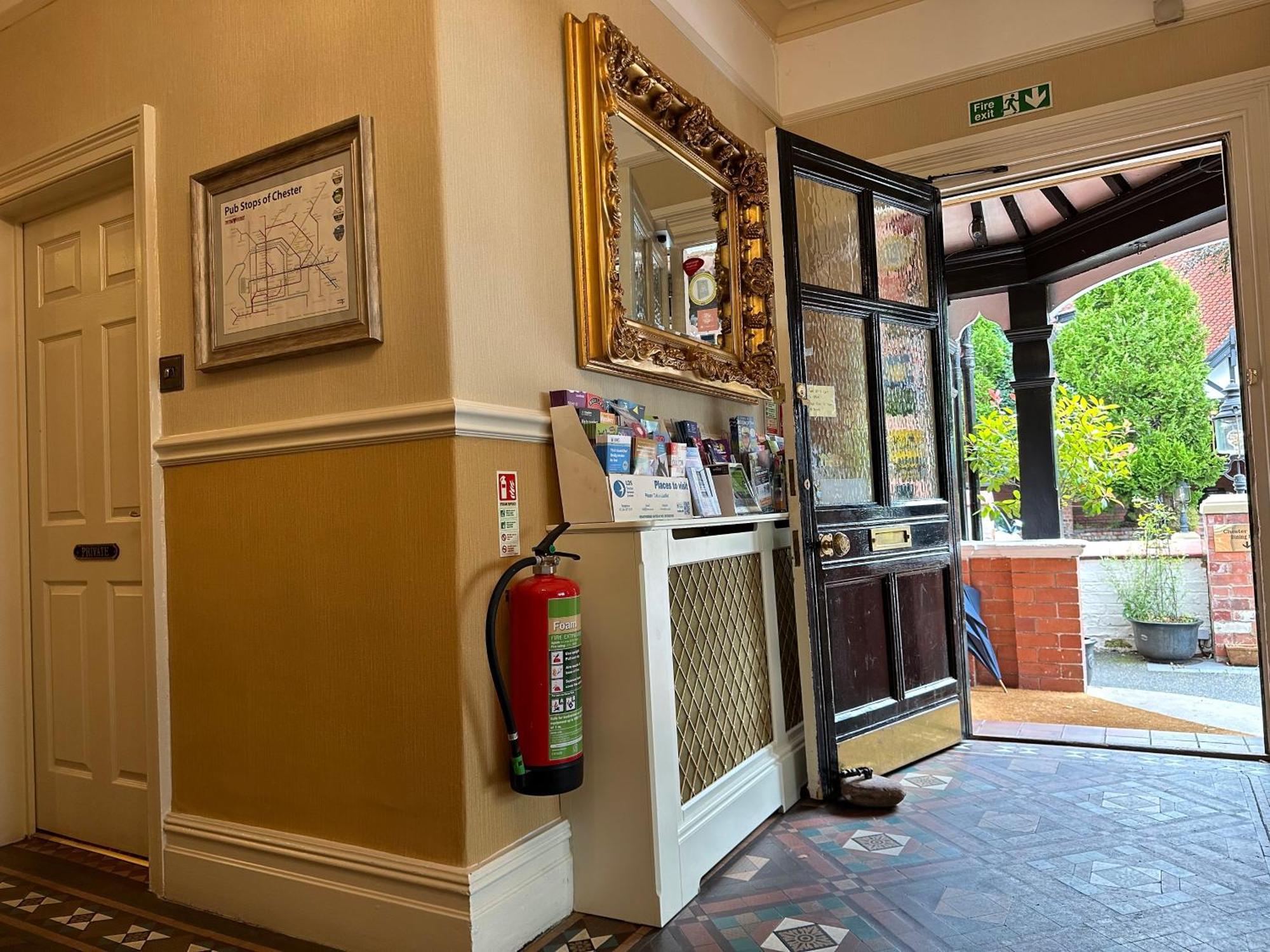 Chester House Guest House Esterno foto The entrance to the hotel