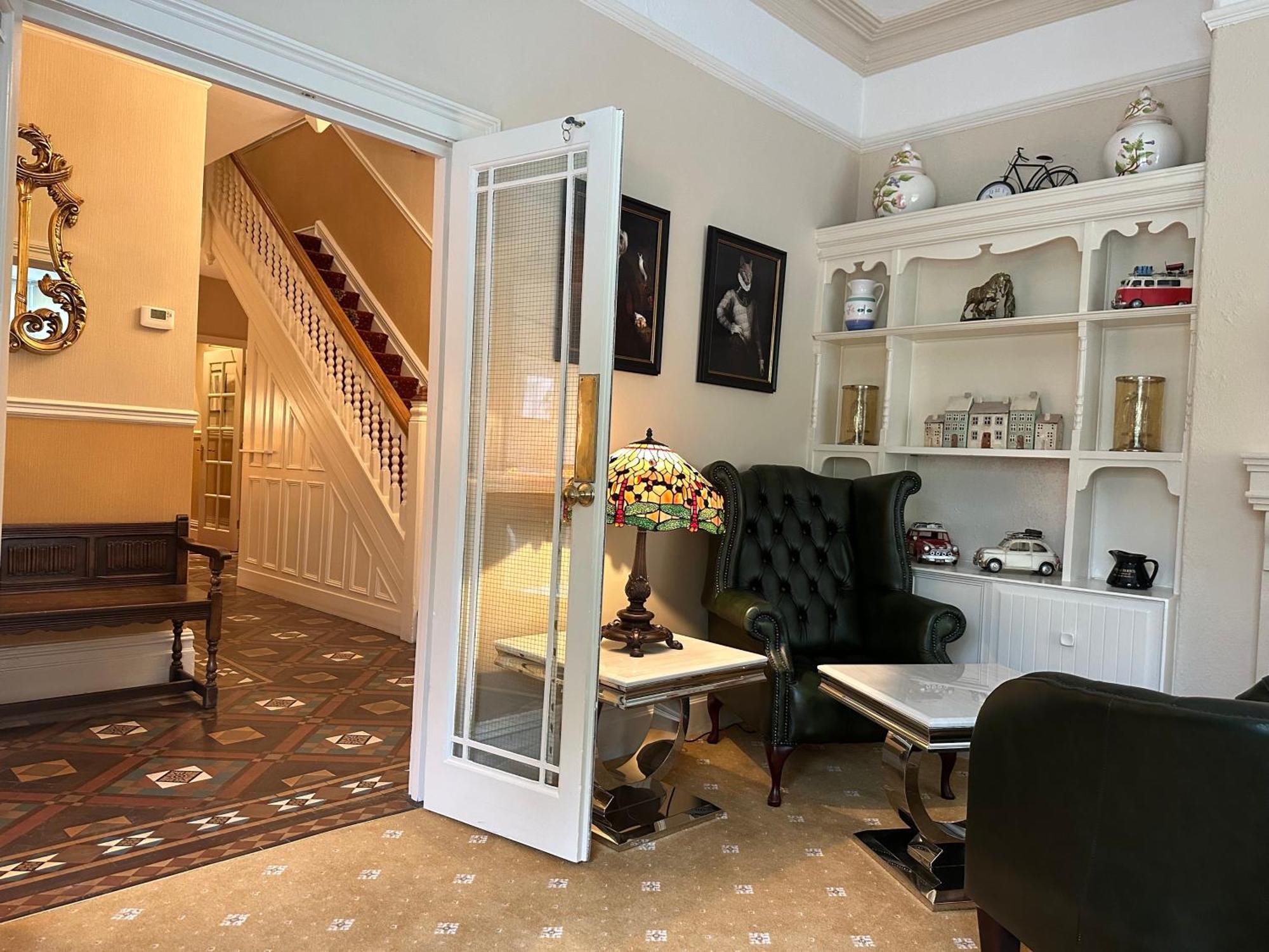 Chester House Guest House Esterno foto A French door