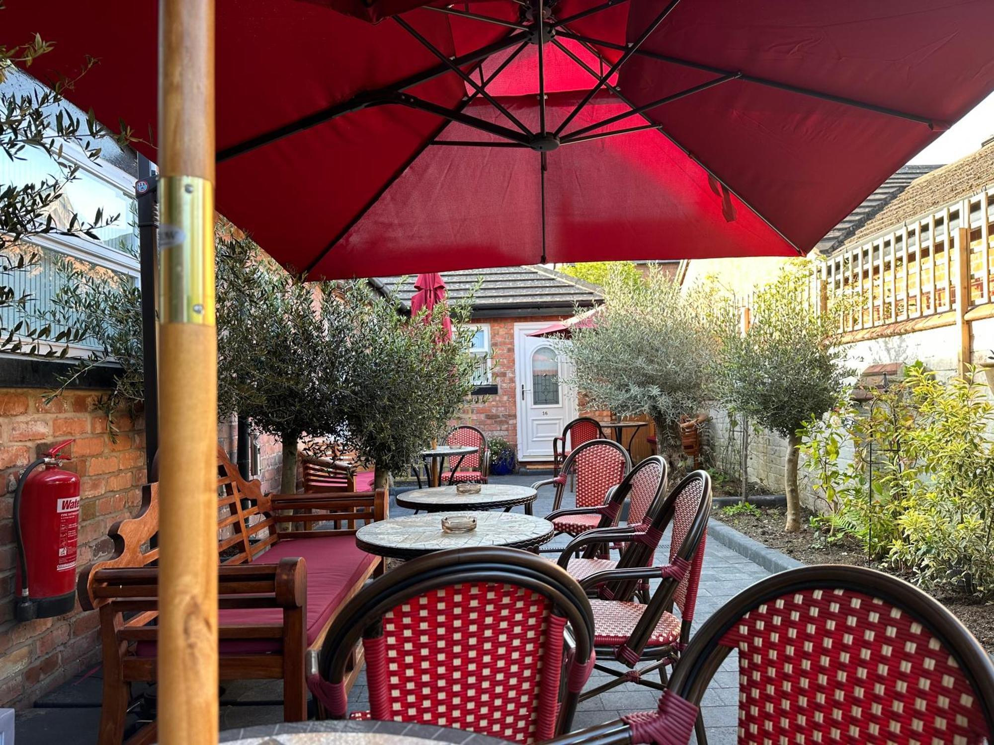 Chester House Guest House Esterno foto The courtyard of the restaurant