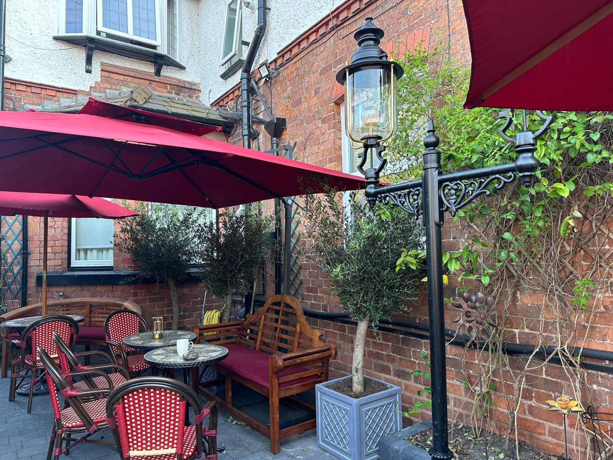 Chester House Guest House Esterno foto The courtyard at the Old Bank Hotel