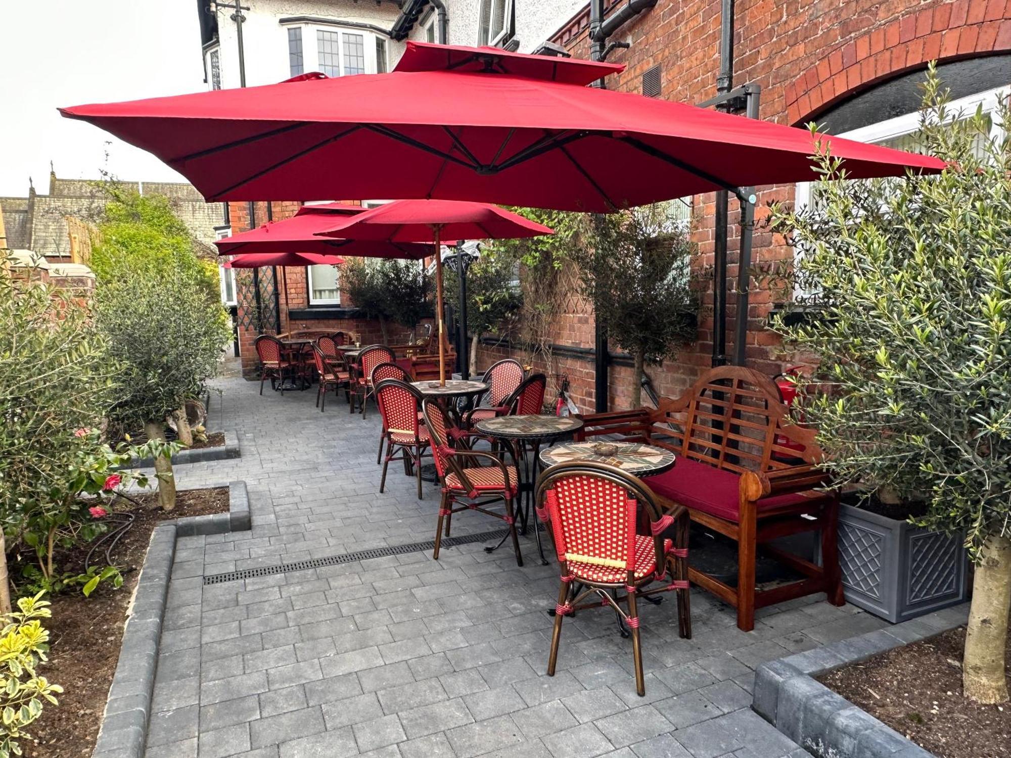 Chester House Guest House Esterno foto The restaurant's outdoor seating area