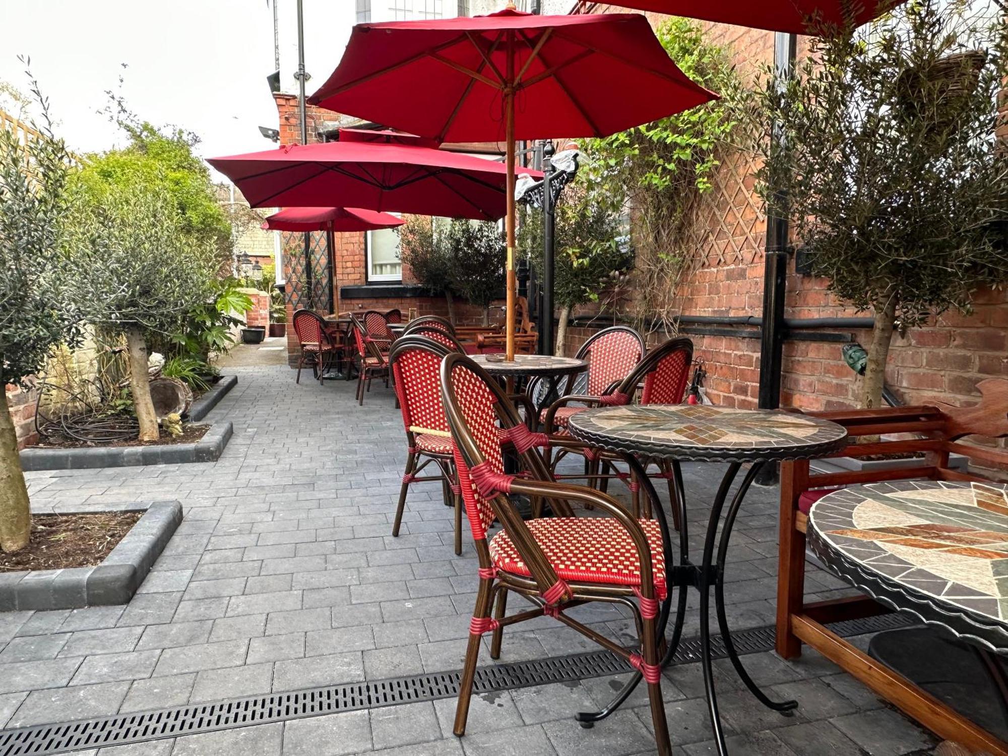 Chester House Guest House Esterno foto The courtyard at the Old Bank Hotel