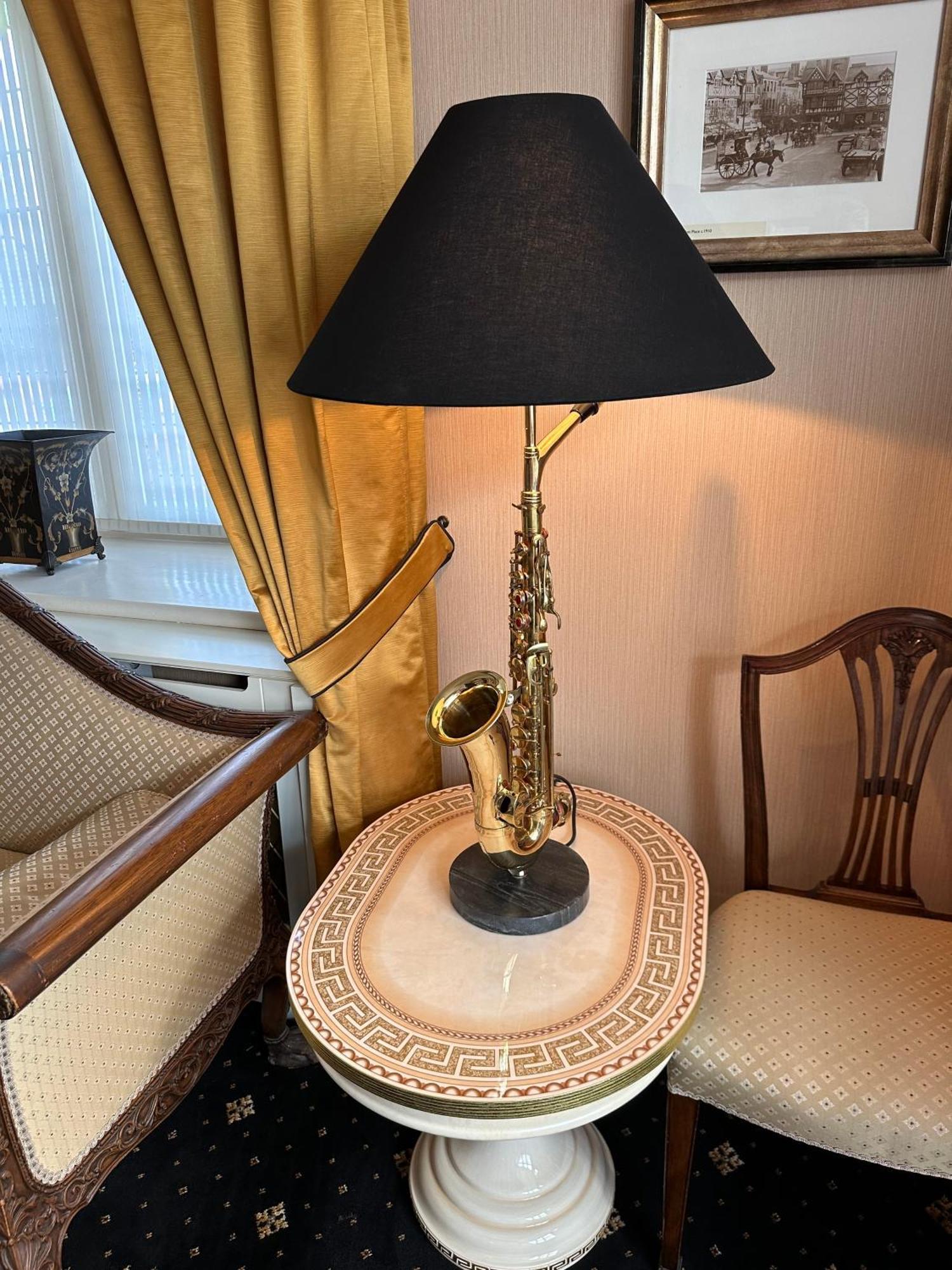 Chester House Guest House Esterno foto A saxophone lamp